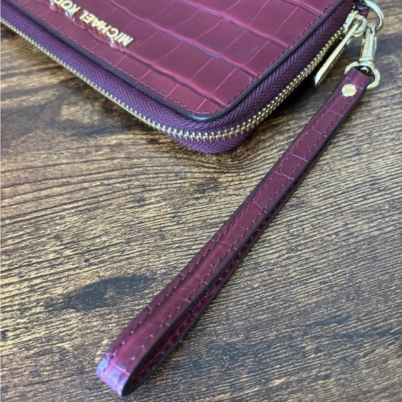 Michael Kors Jet Set smartphone wristlet burgundy crocodile-embossed design - Picture 12 of 13